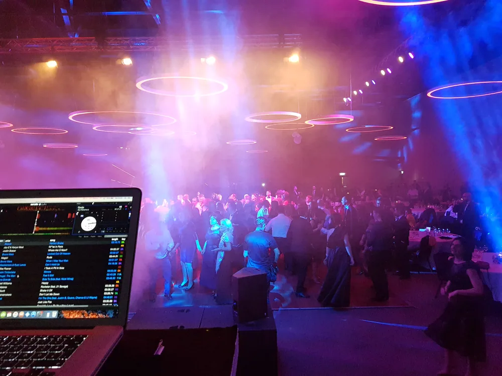 Cum alegi un DJ de nuntă profesionist? 6 Întrebări esențiale